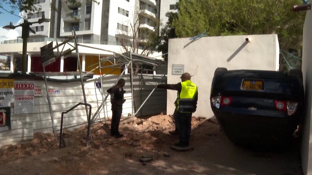 Ataque de Mísseis Iranianos Danifica Veículos e Ruas em Israel