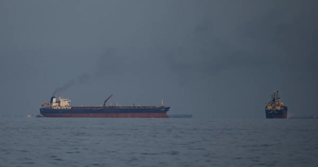 Fragatas Americanas Navegam pelo Estreito de Ormuz Enquanto Trump Fala