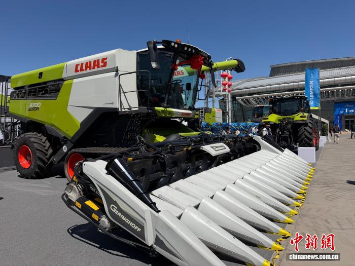 Equipamentos agrícolas europeus brilham na exposição de Xinjiang