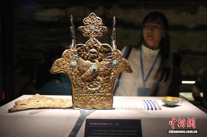 Coroa do antigo reino de Tubo atrai milhares na China