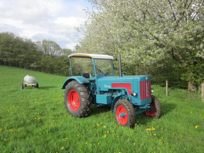 Tractor de colecção capota e fere família