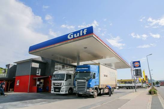 Ir às bombas de gasolina fica mais barato