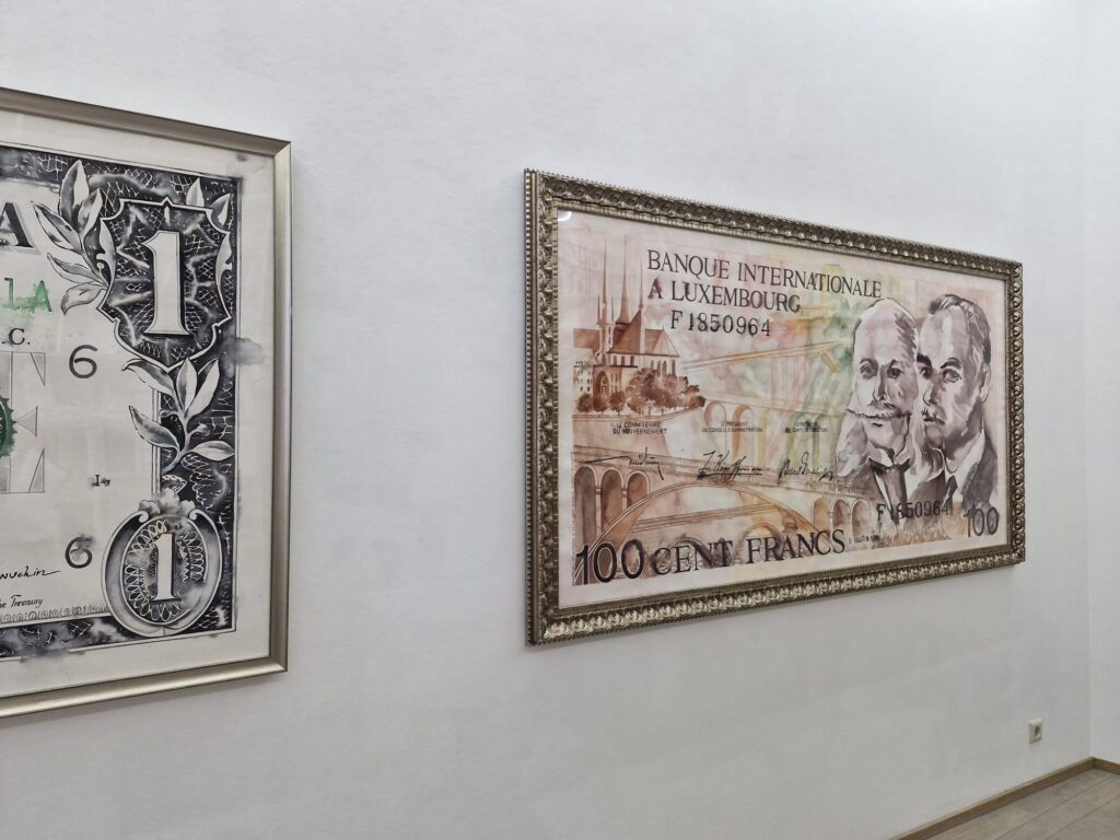 Notas de banco transformadas em arte