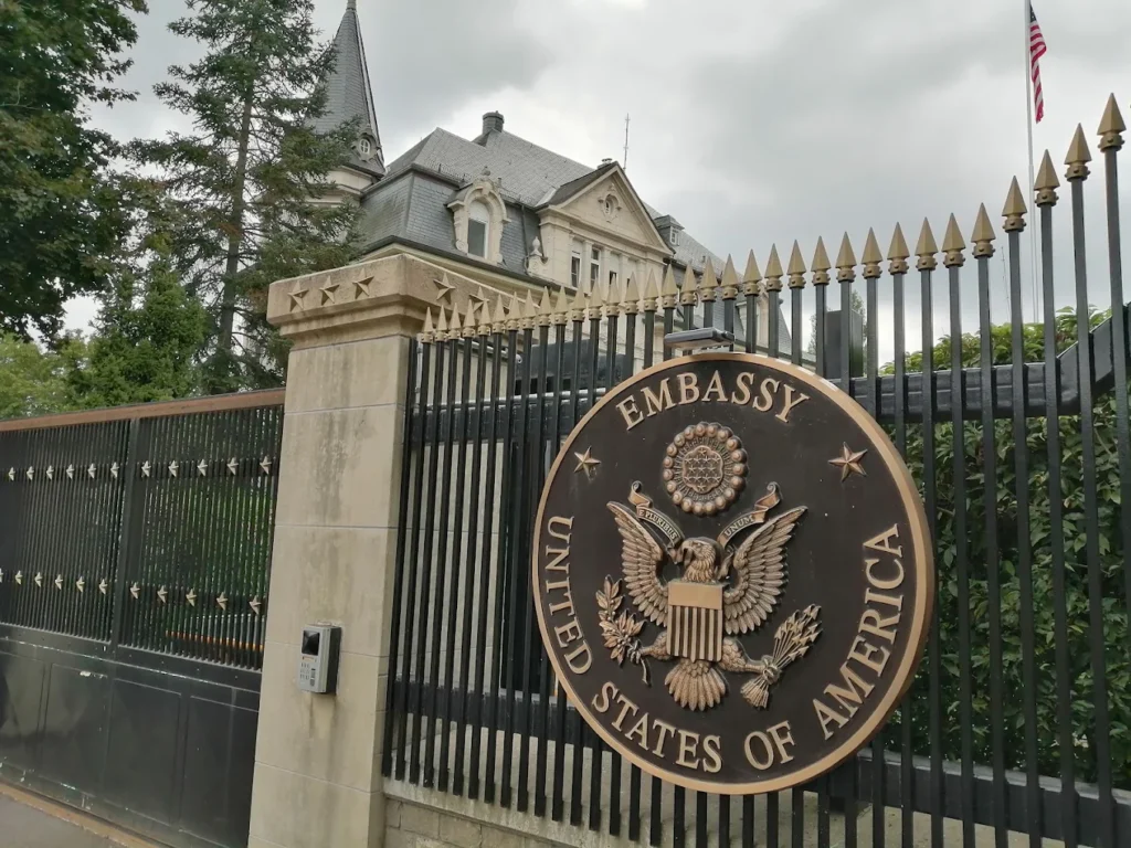 Obras suspendem serviços consulares americanos