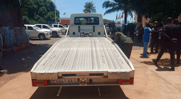 Nova viatura reforça limpeza de Bissau