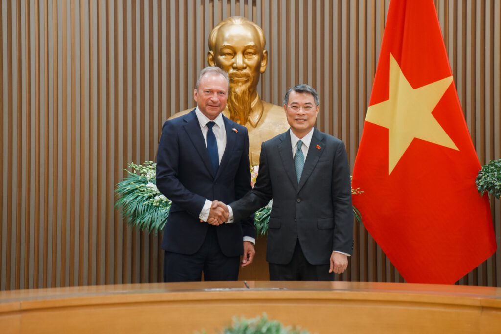 Reforço da cooperação financeira com Vietname